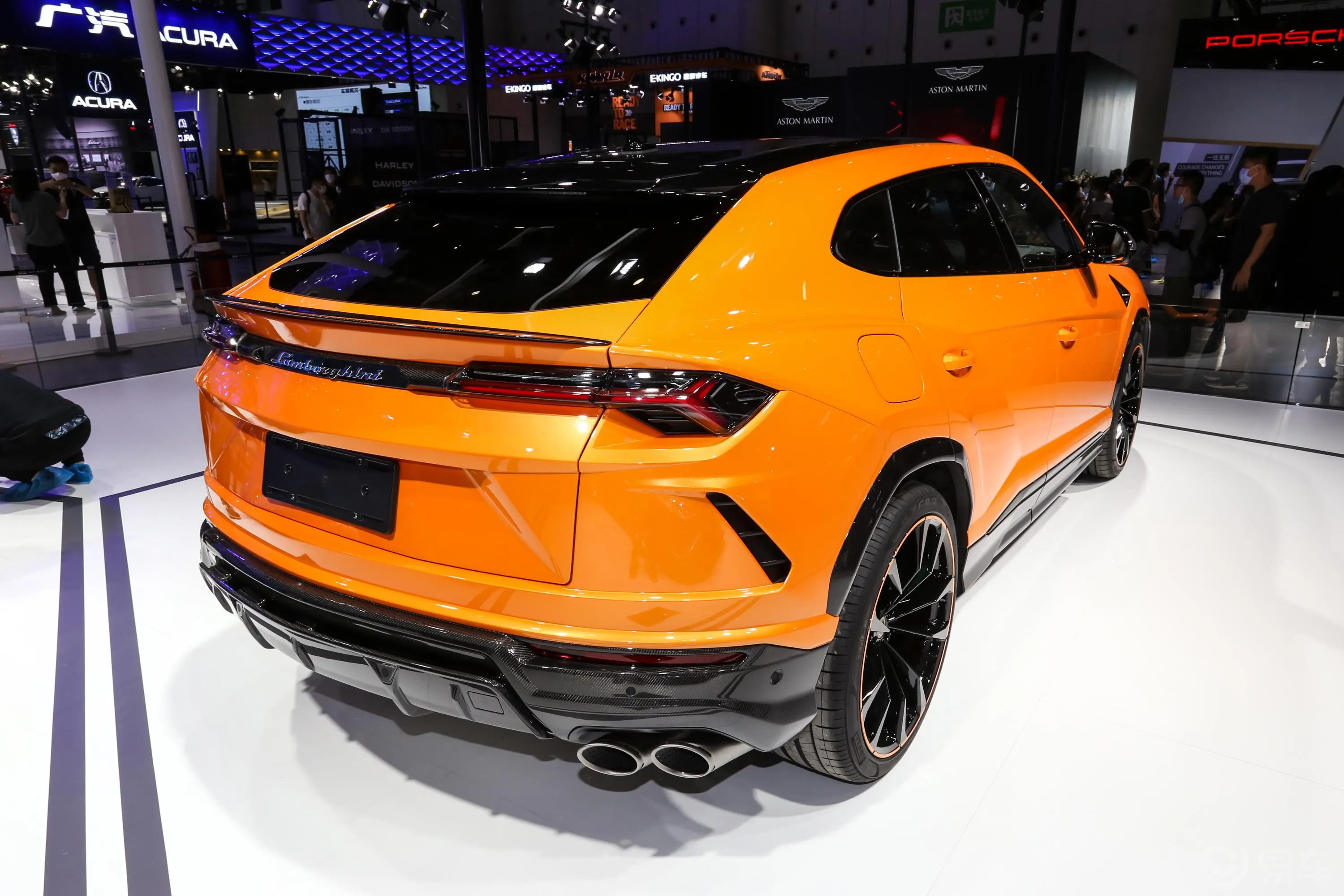 Urus4.0T V8侧后45度车头向右水平