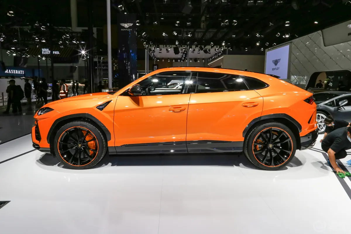 Urus4.0T V8正侧车头向左水平