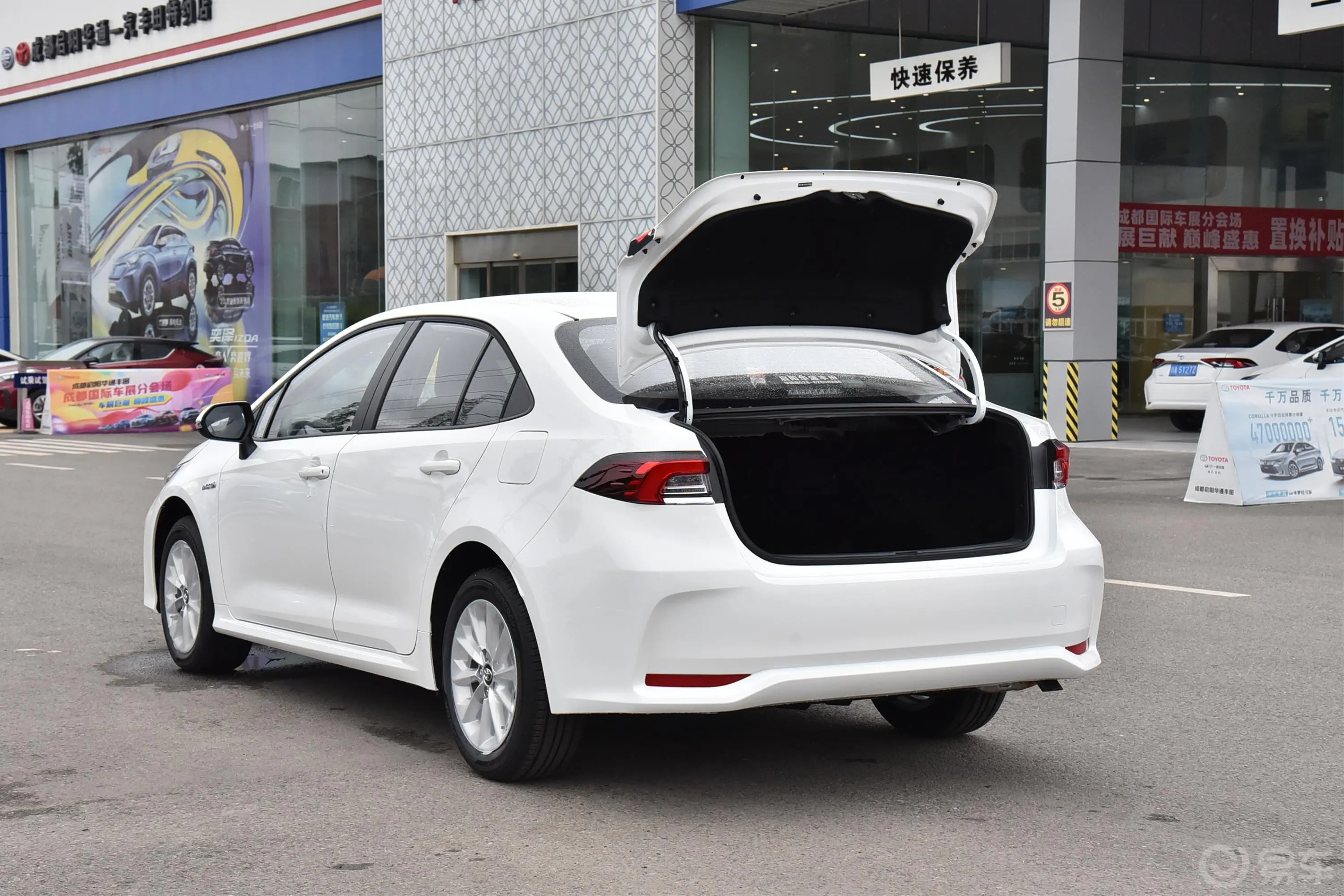 卡罗拉双擎 1.8L E-CVT 精英版后备厢开启45度侧拍