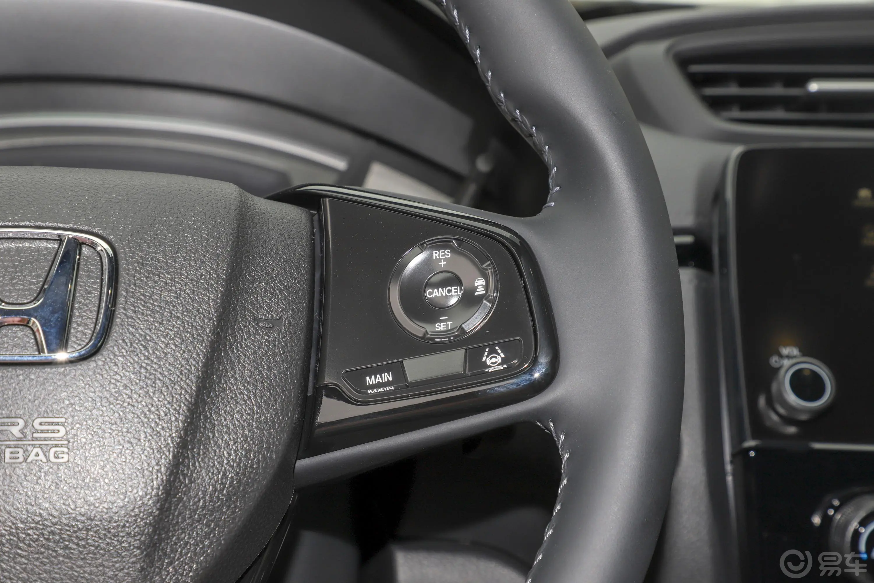 本田CR-V锐·混动 2.0L 四驱 净·黑爵士版右侧方向盘功能按键