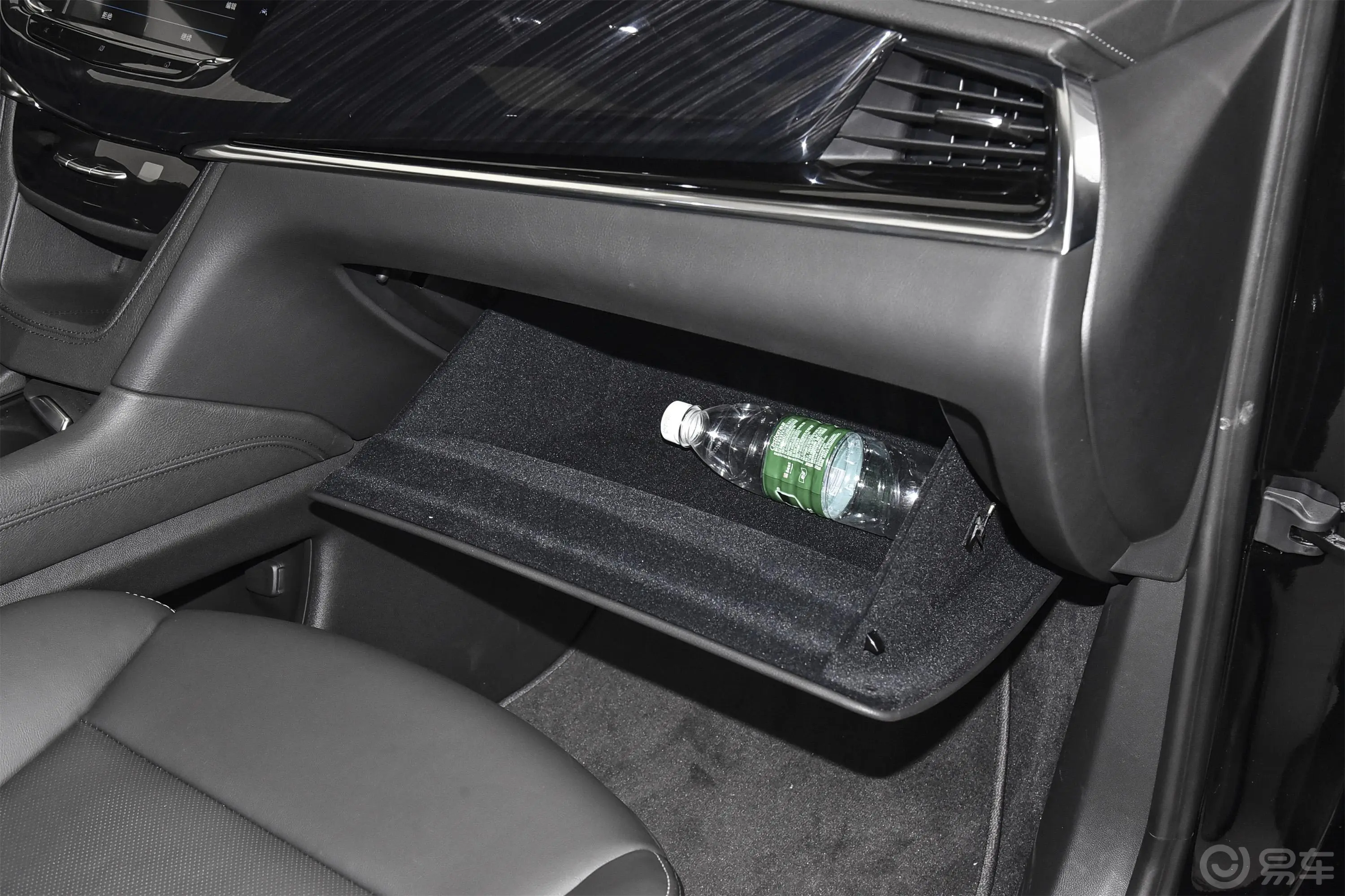 凯迪拉克XT6改款 28T 四驱 领先型 7座手套箱空间水瓶横置
