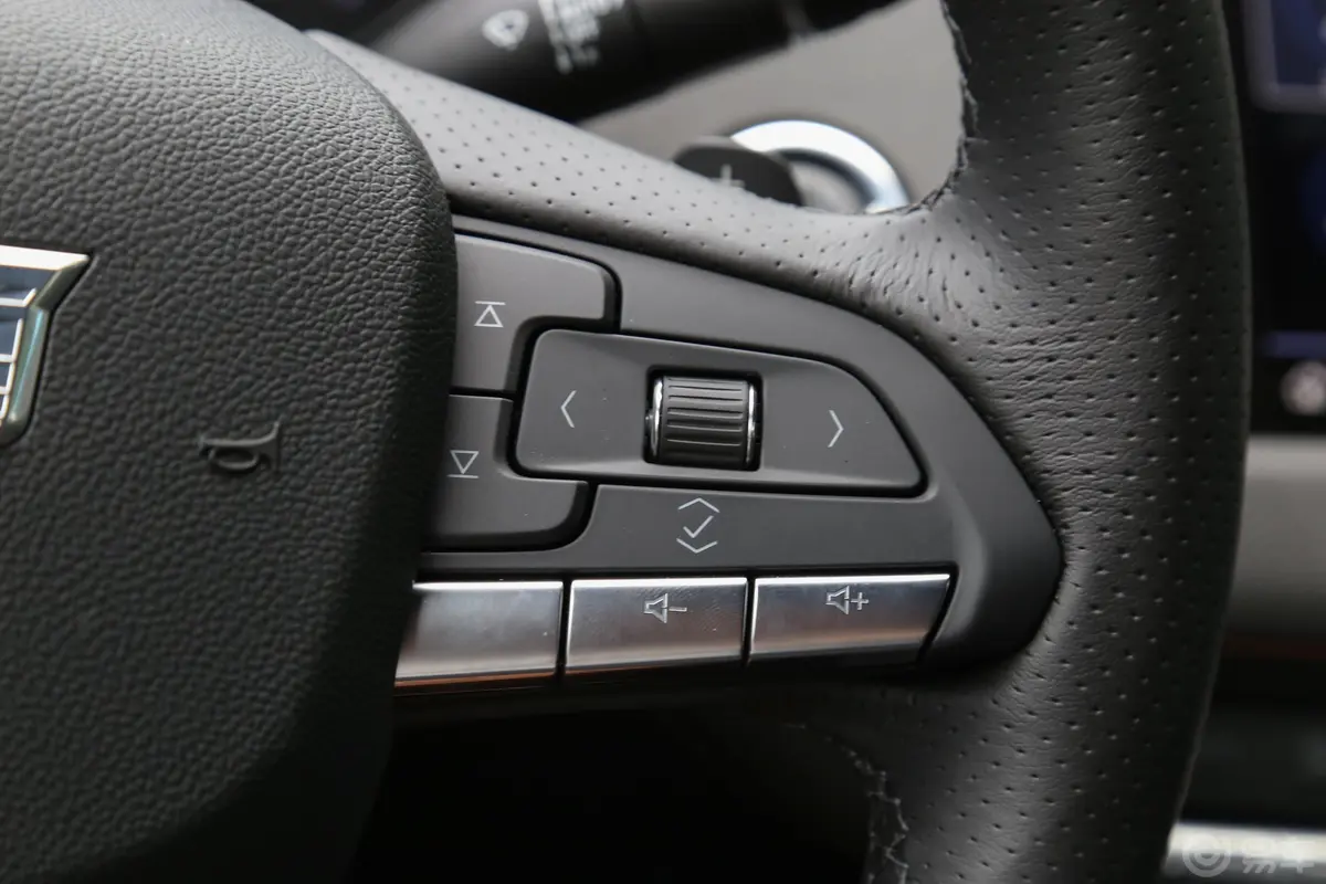 凯迪拉克XT4改款 28T 四驱 铂金运动版右侧方向盘功能按键