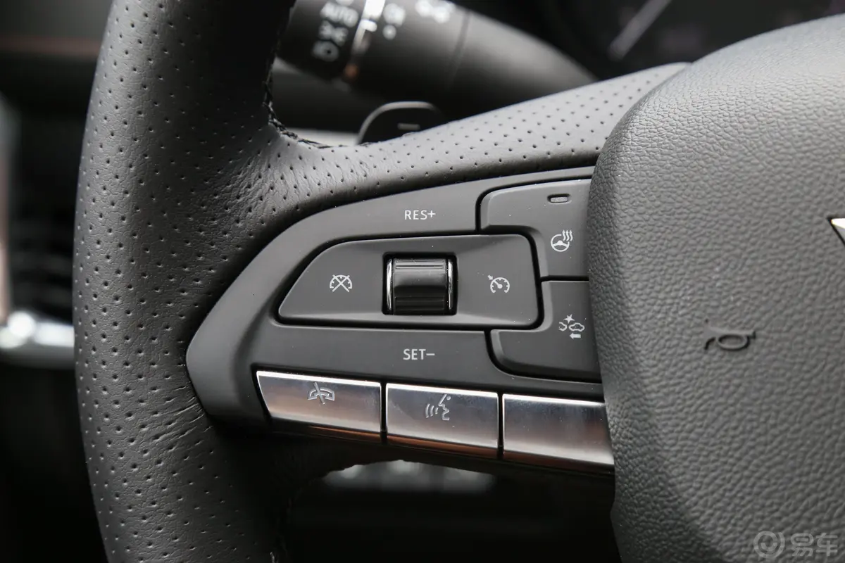 凯迪拉克XT4改款 28T 四驱 铂金运动版左侧方向盘功能按键