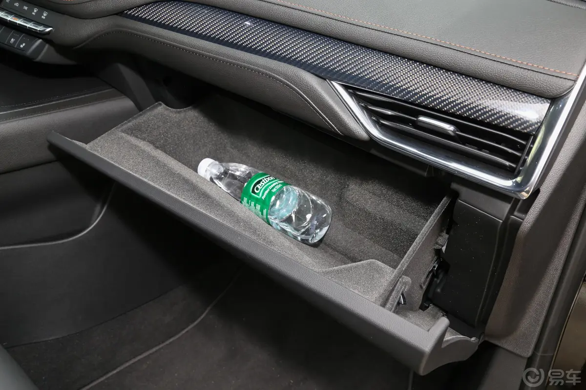 凯迪拉克XT4改款 28T 四驱 铂金运动版手套箱空间水瓶横置