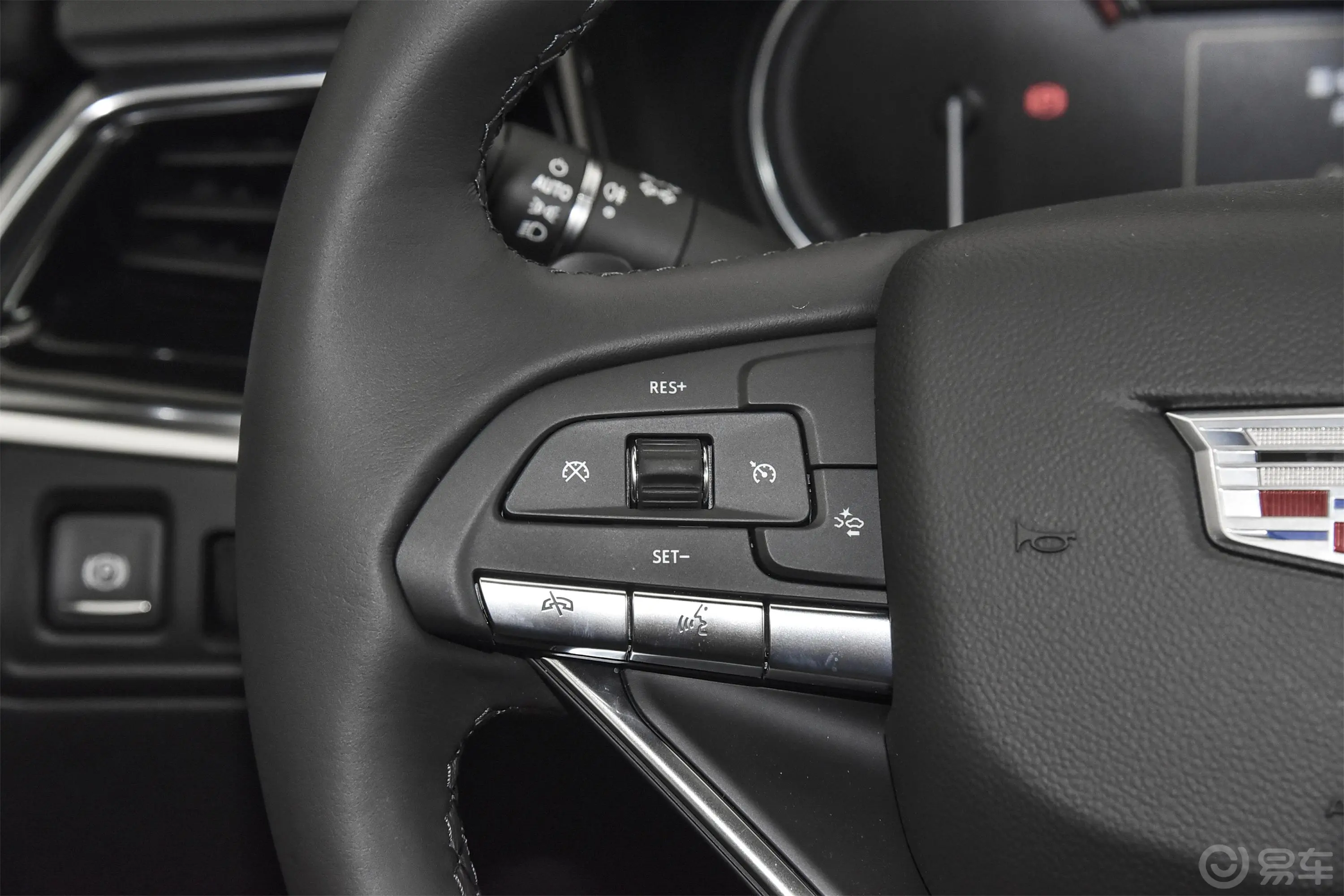 凯迪拉克XT6改款 28T 四驱 领先型 7座左侧方向盘功能按键