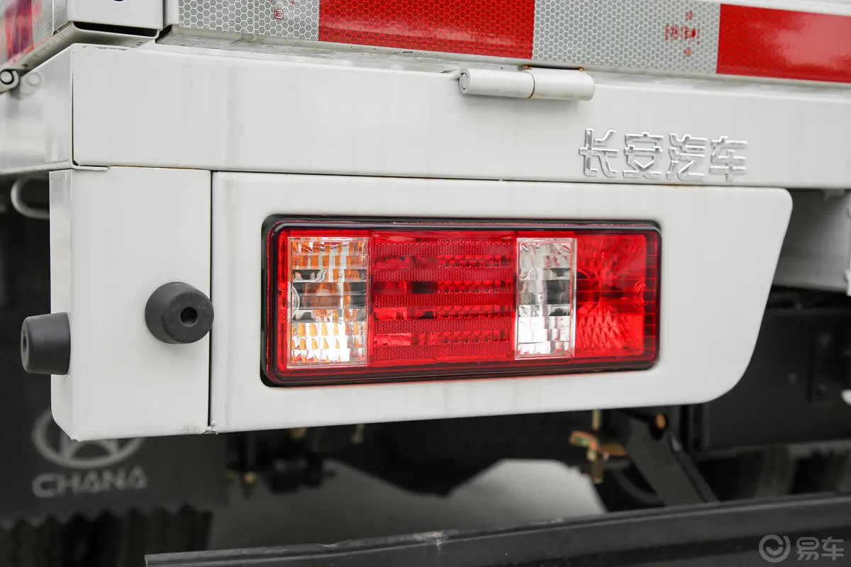 跨越者D5载货汽车N1 1.8L 单排后双轮 标准版(5.43米长)SC1031UDD64 汽油 国VI外观