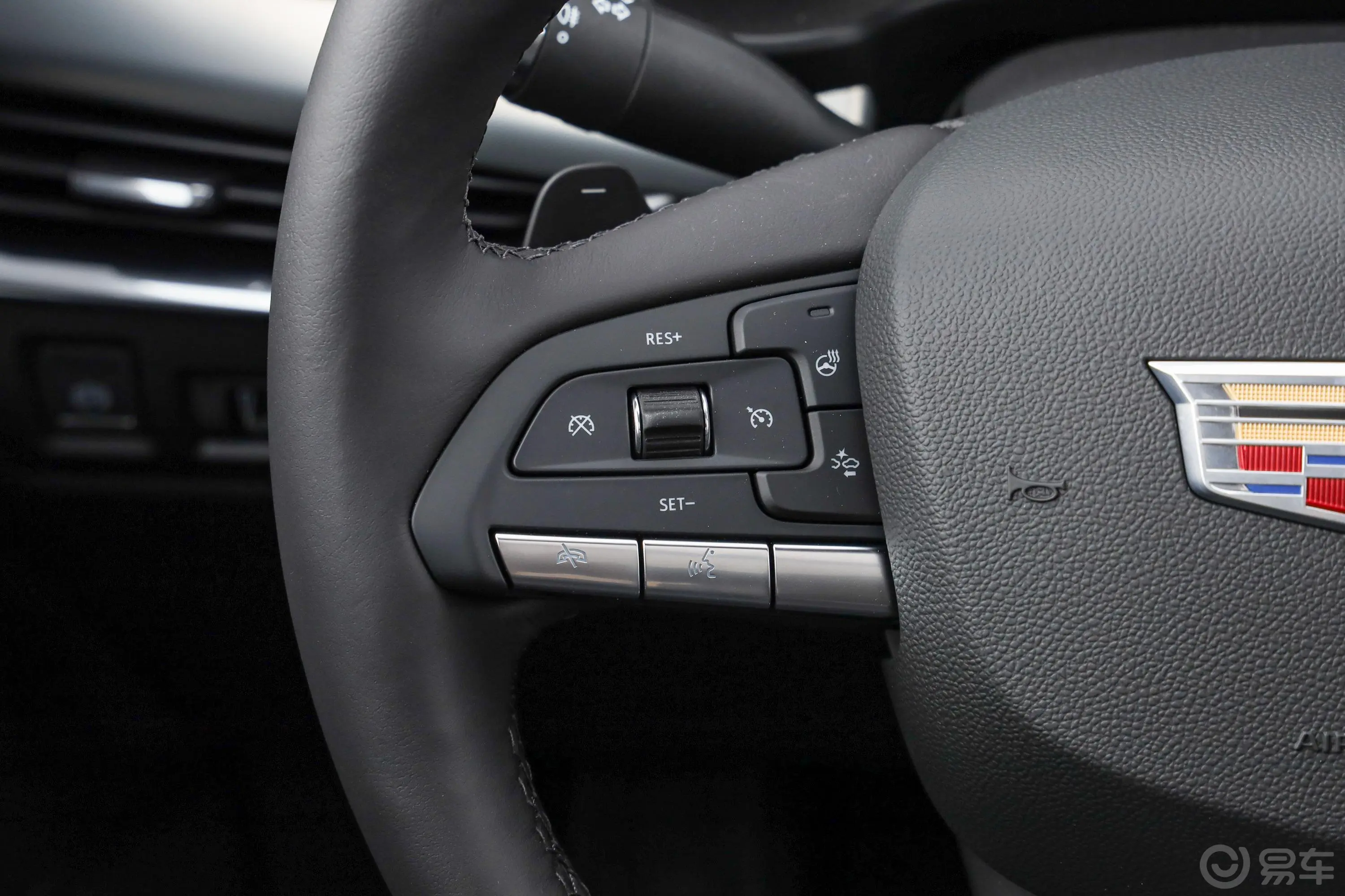 凯迪拉克XT4改款 28T 四驱 领先运动型左侧方向盘功能按键