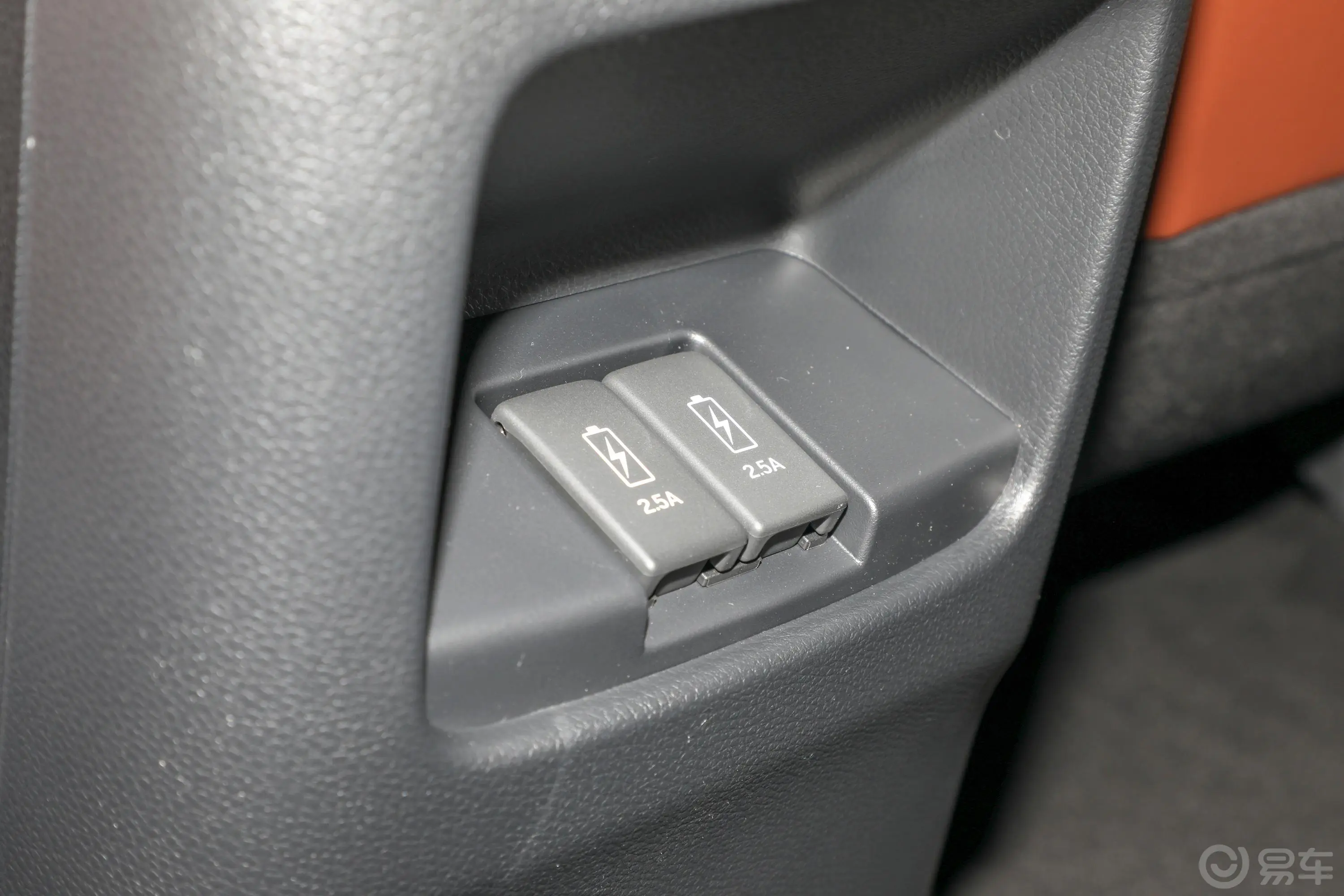 本田CR-V锐·混动 2.0L 四驱 净骋版后排充电口