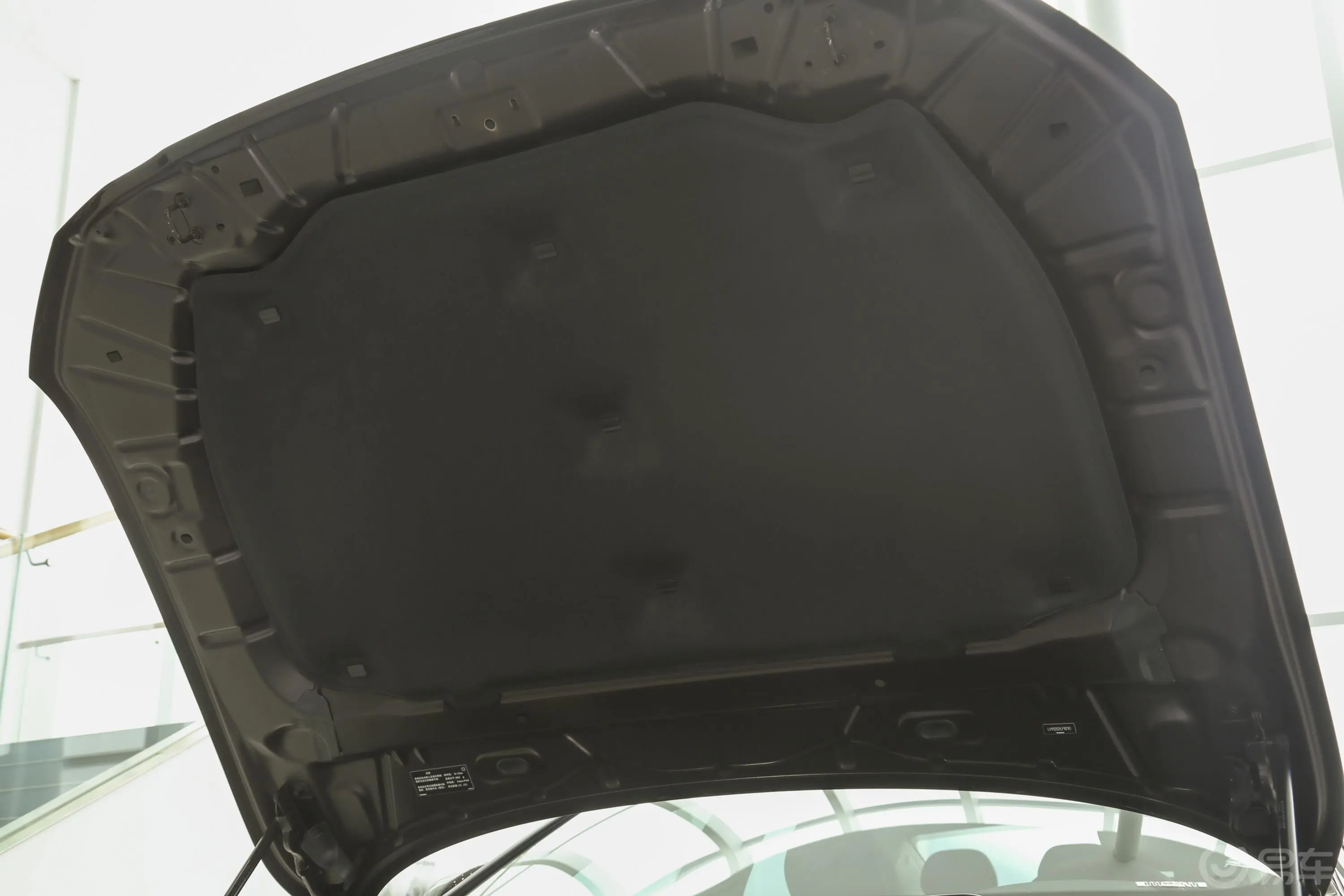 沃尔沃S90改款 T5 智远豪华版发动机舱盖内侧