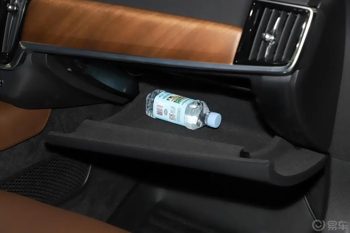 沃尔沃S90改款 T5 智逸豪华版手套箱空间水瓶横置