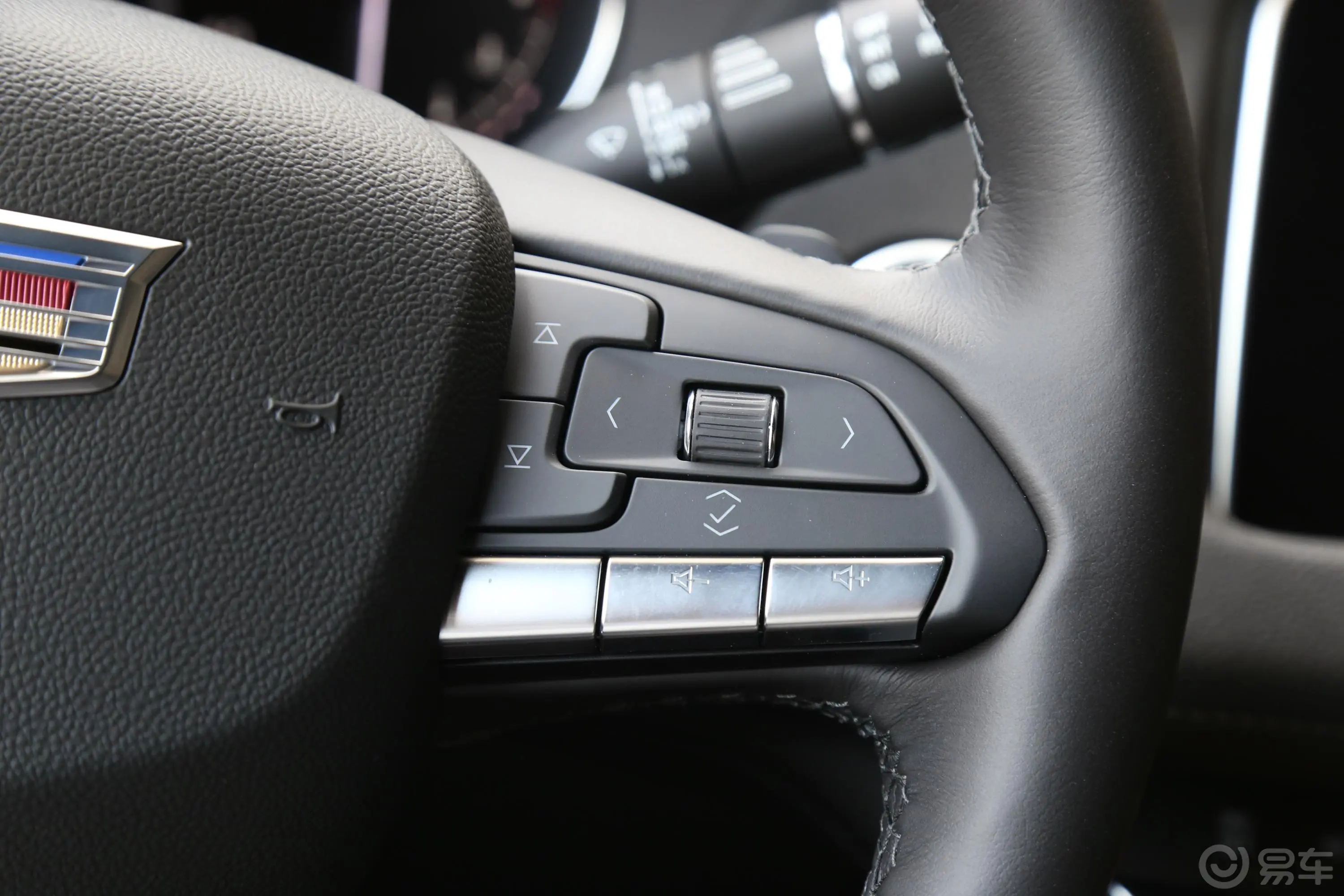 凯迪拉克XT4改款 28T 两驱 领先运动型右侧方向盘功能按键
