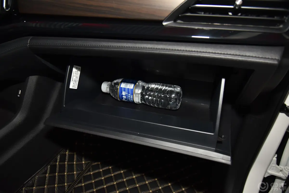 域虎92.0T 手自一体 两驱 舒享型 汽油手套箱空间水瓶横置