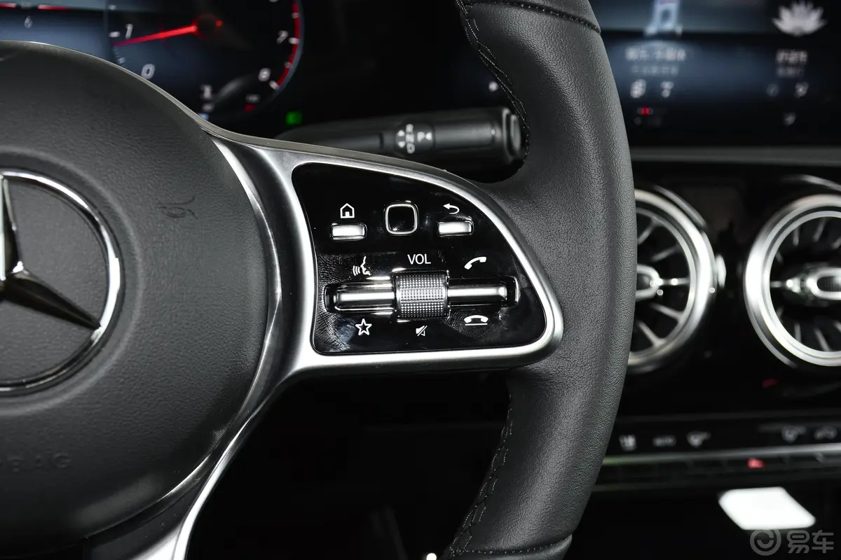 奔驰A级改款2 A 180 L 运动轿车右侧方向盘功能按键