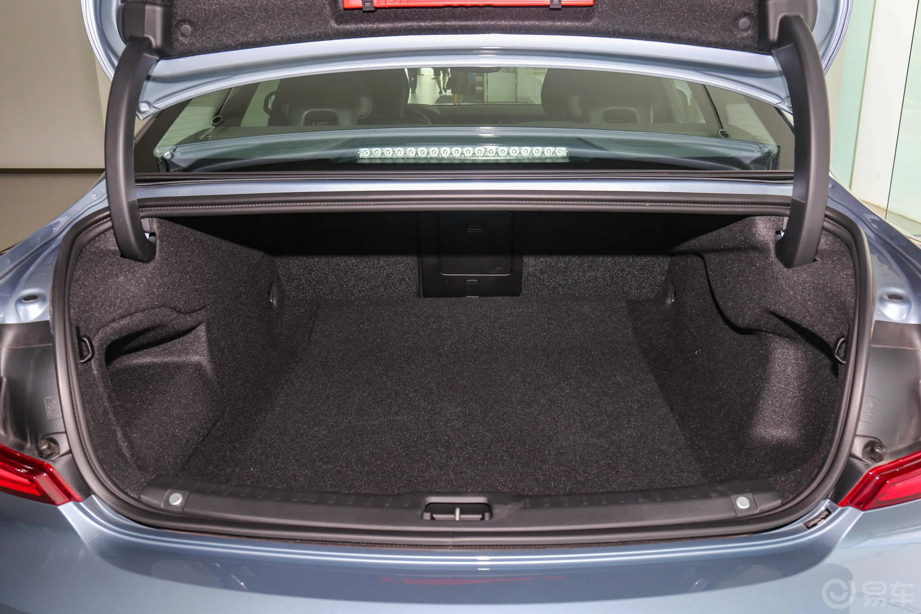 沃尔沃S90改款 T5 智逸运动版后备厢空间特写