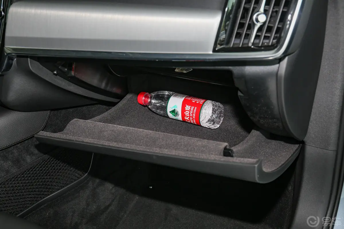 沃尔沃S90改款 T5 智逸运动版手套箱空间水瓶横置
