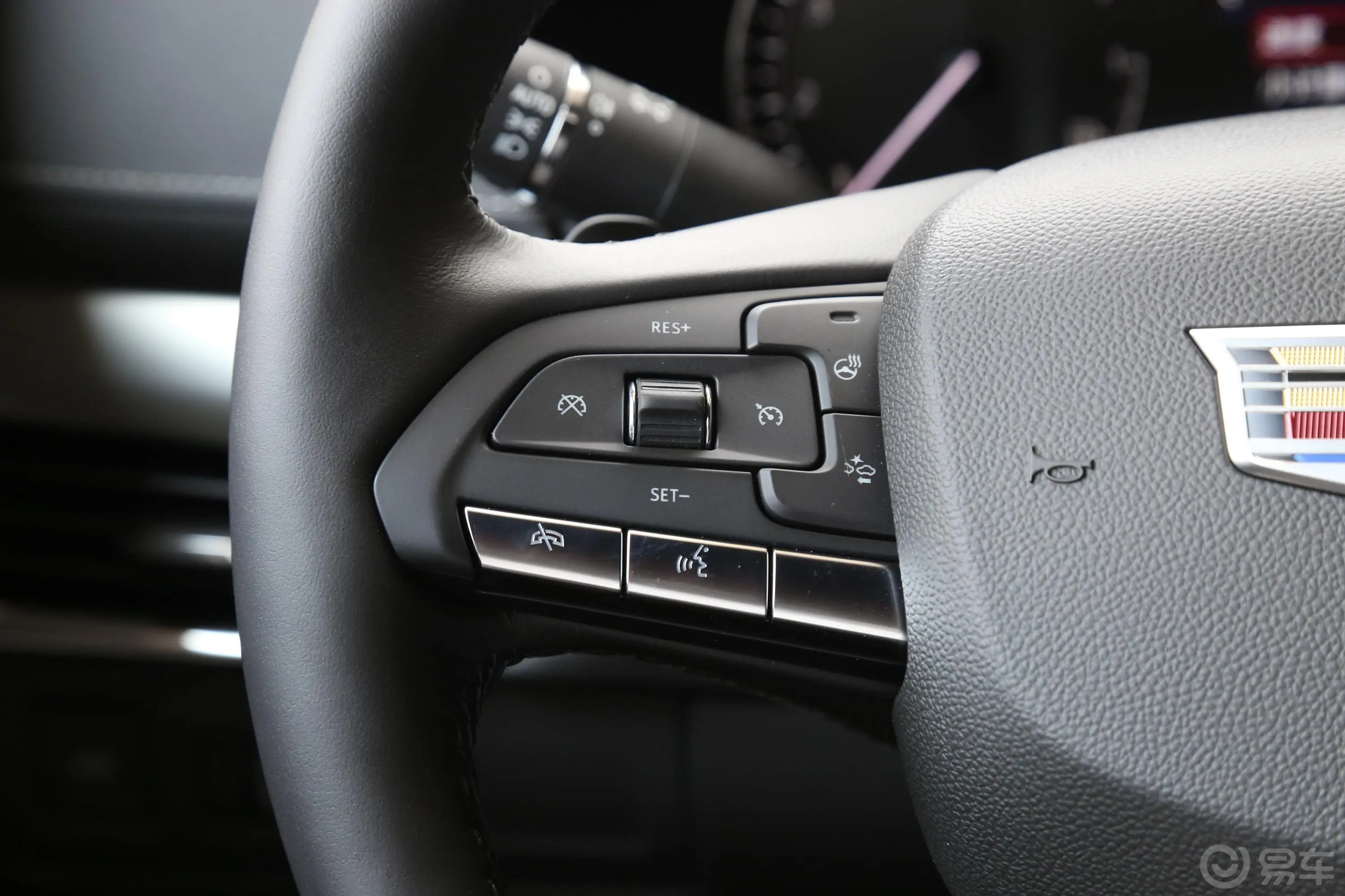 凯迪拉克XT4改款 28T 四驱 领先型左侧方向盘功能按键