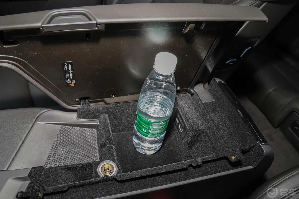 凯迪拉克CT6改款 28T 领先运动型前排扶手箱储物格