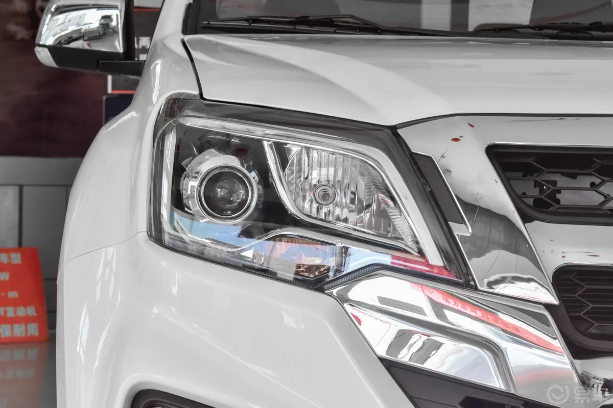 瑞迈S标轴版 2.5T 手动 四驱 旗舰版 柴油 国VI外观灯组