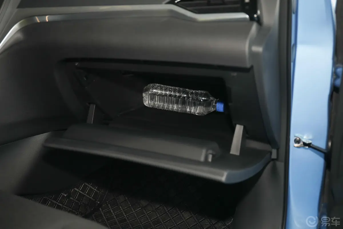启辰D60 EV标准续航舒适版手套箱空间水瓶横置