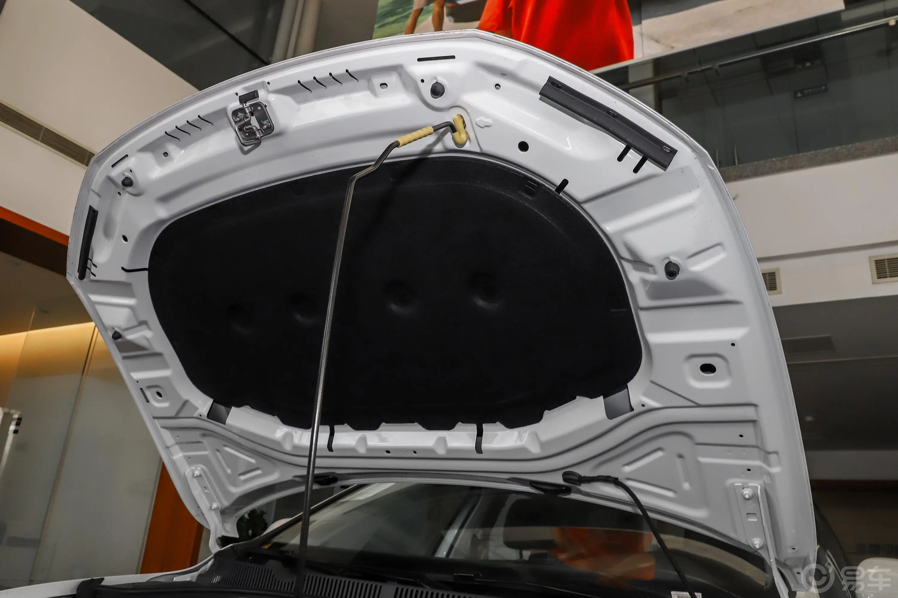 速腾280TSI 双离合 舒适型 国V前舱盖内侧