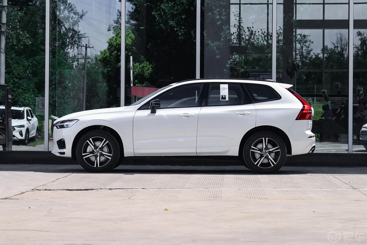 沃尔沃XC60T5 四驱 智远运动版正侧车头向左水平