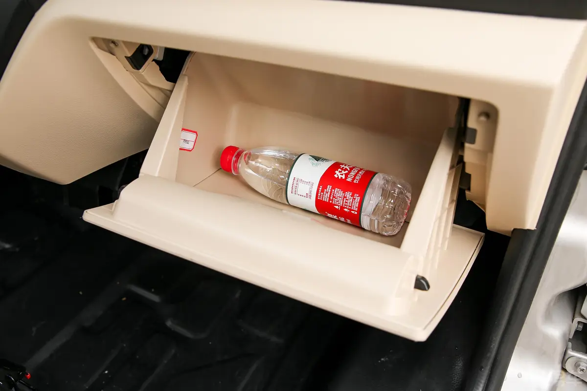 新豹T51.6L 标准型双排后双轮标准货箱手套箱空间水瓶横置