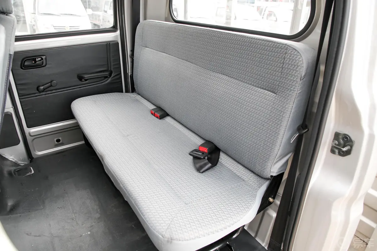 新豹T51.6L 标准型双排后双轮标准货箱后排座椅