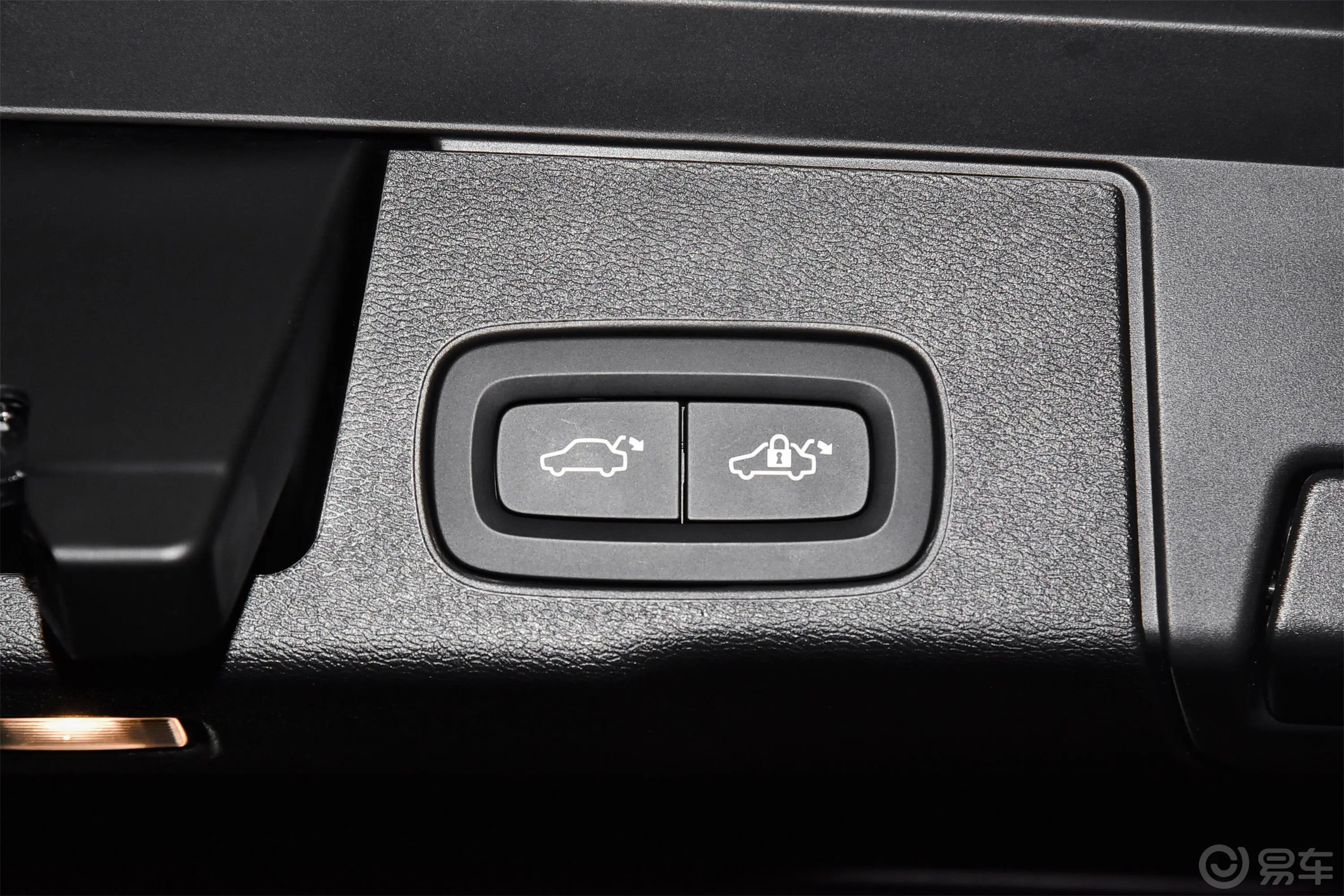 沃尔沃XC60新能源T8 智雅豪华版电动尾门按键（手动扶手）