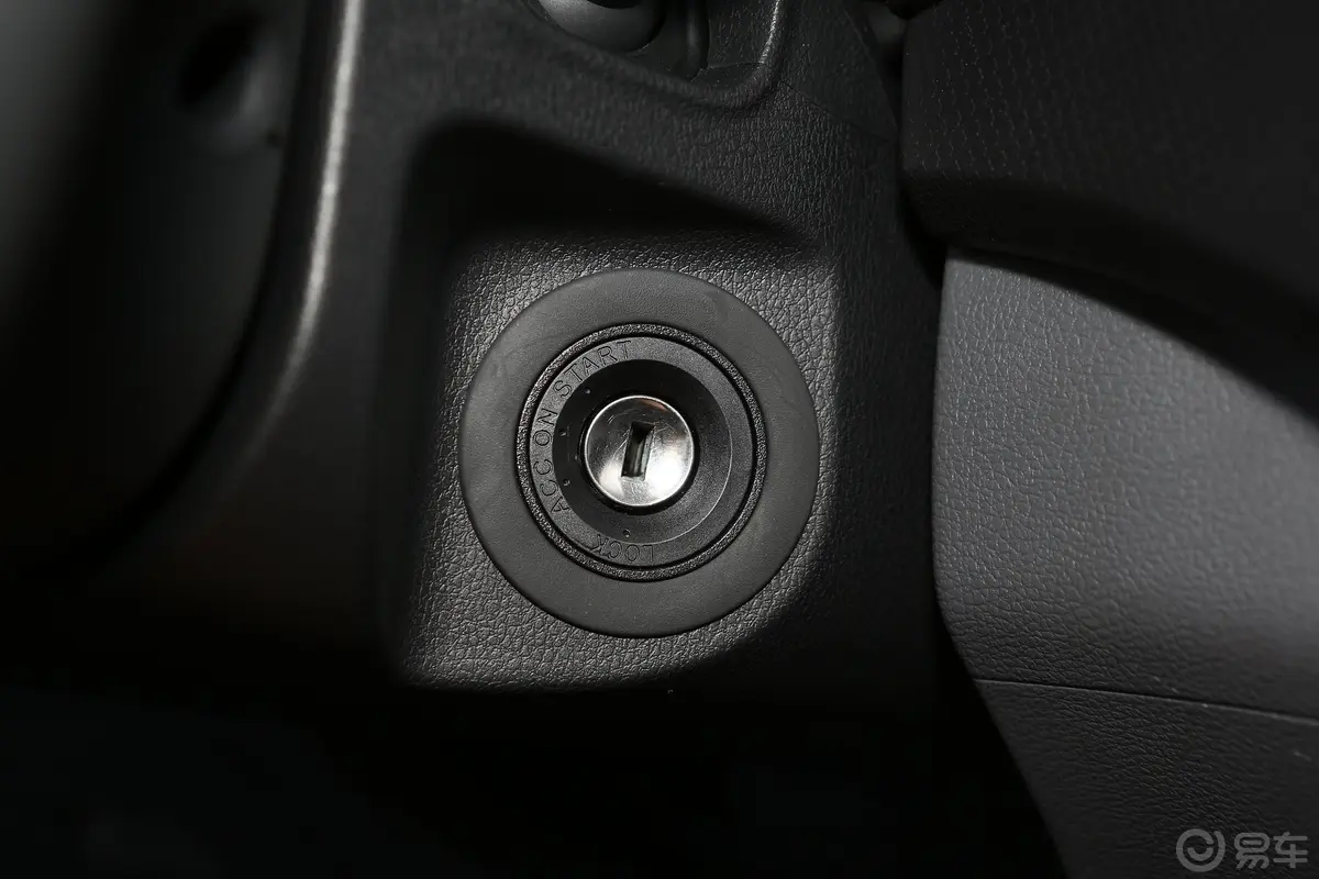 大通T602.0T 两驱 手动 标厢高底盘 先锋版 柴油 国VI钥匙孔或一键启动按键