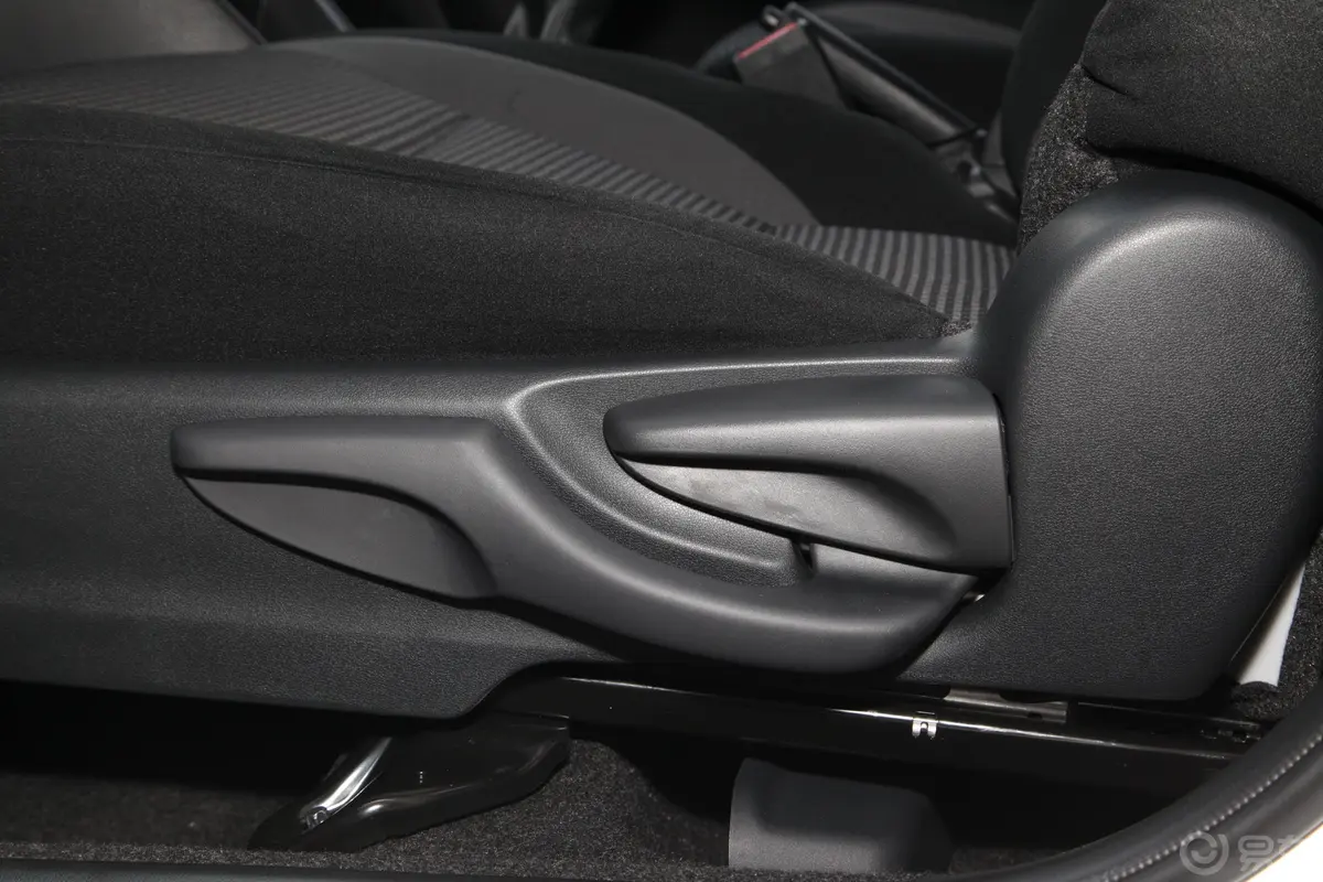 威驰1.5L 手动创行版主驾座椅调节