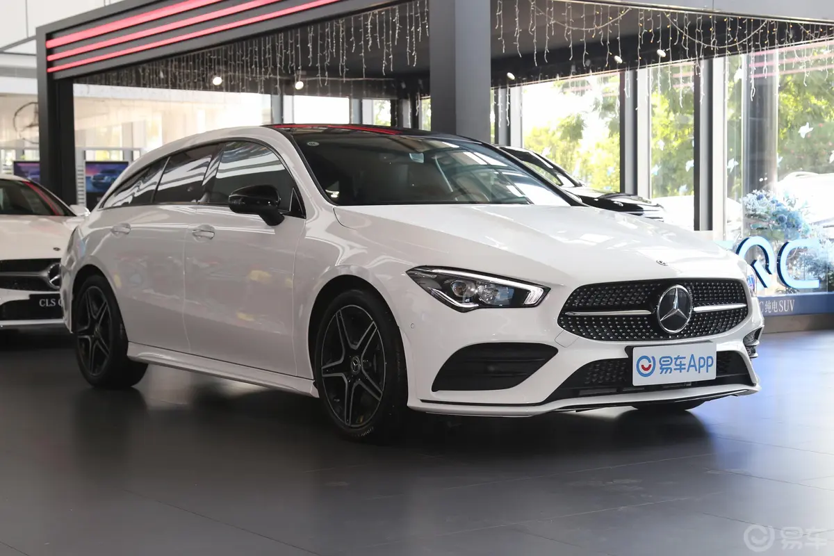 奔驰CLA级CLA 260 4MATIC 五门猎跑车发动机舱盖内侧