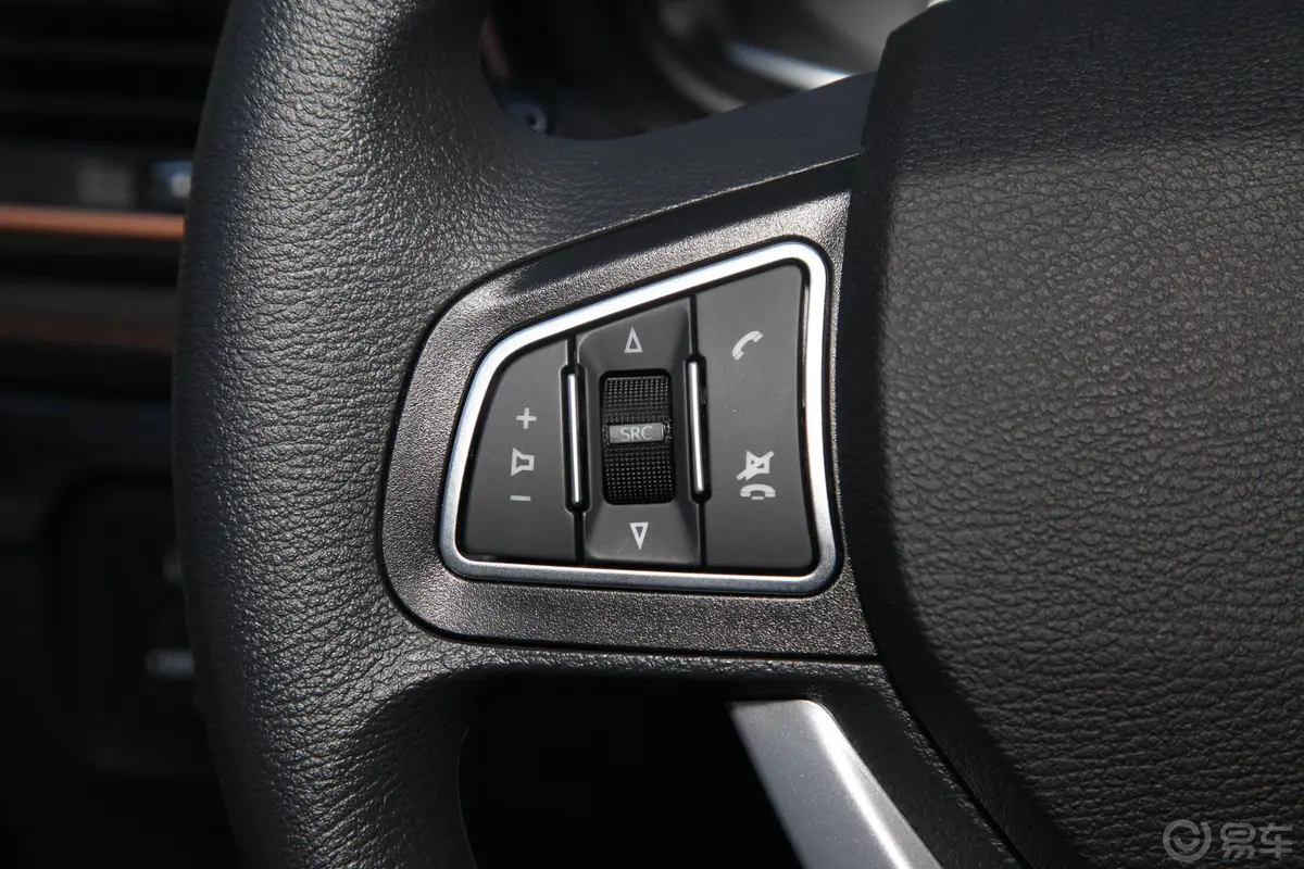 领主乘用版 2.4T 手动两驱标双超豪华型 汽油左侧方向盘功能按键