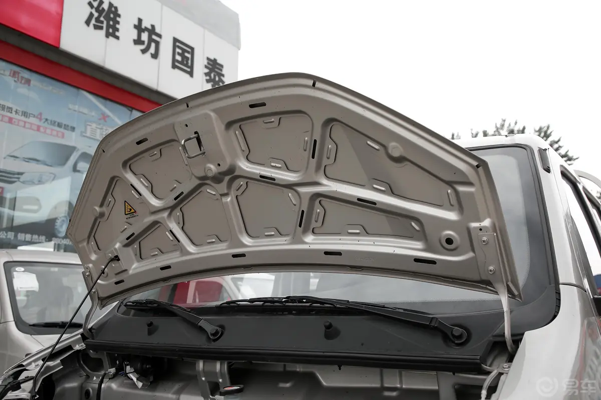 新豹T5载货汽车N1 1.6L 双排双后轮 标准版(5.48米长)SC1031NAS6E 汽油 国Ⅵ发动机舱盖内侧