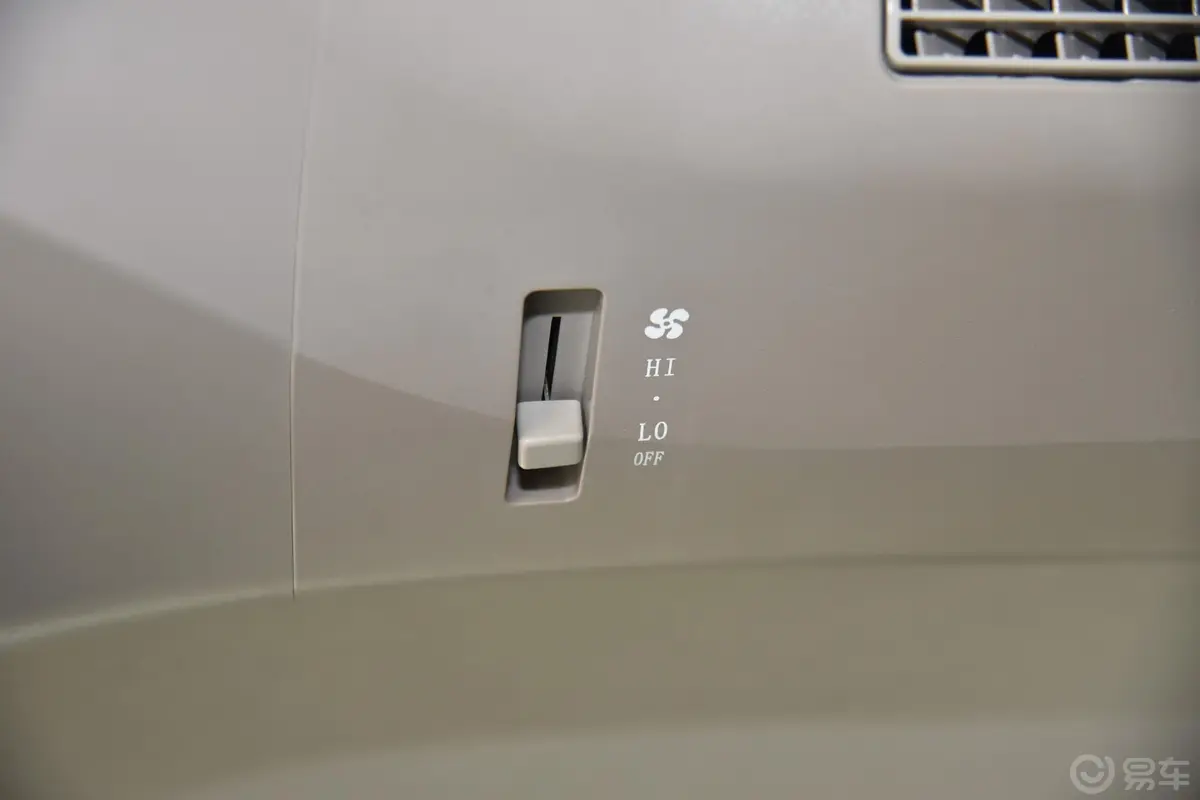 金杯小海狮X30客车 1.5L 手动 舒适中央空调版 5/6/7座 国VI空间