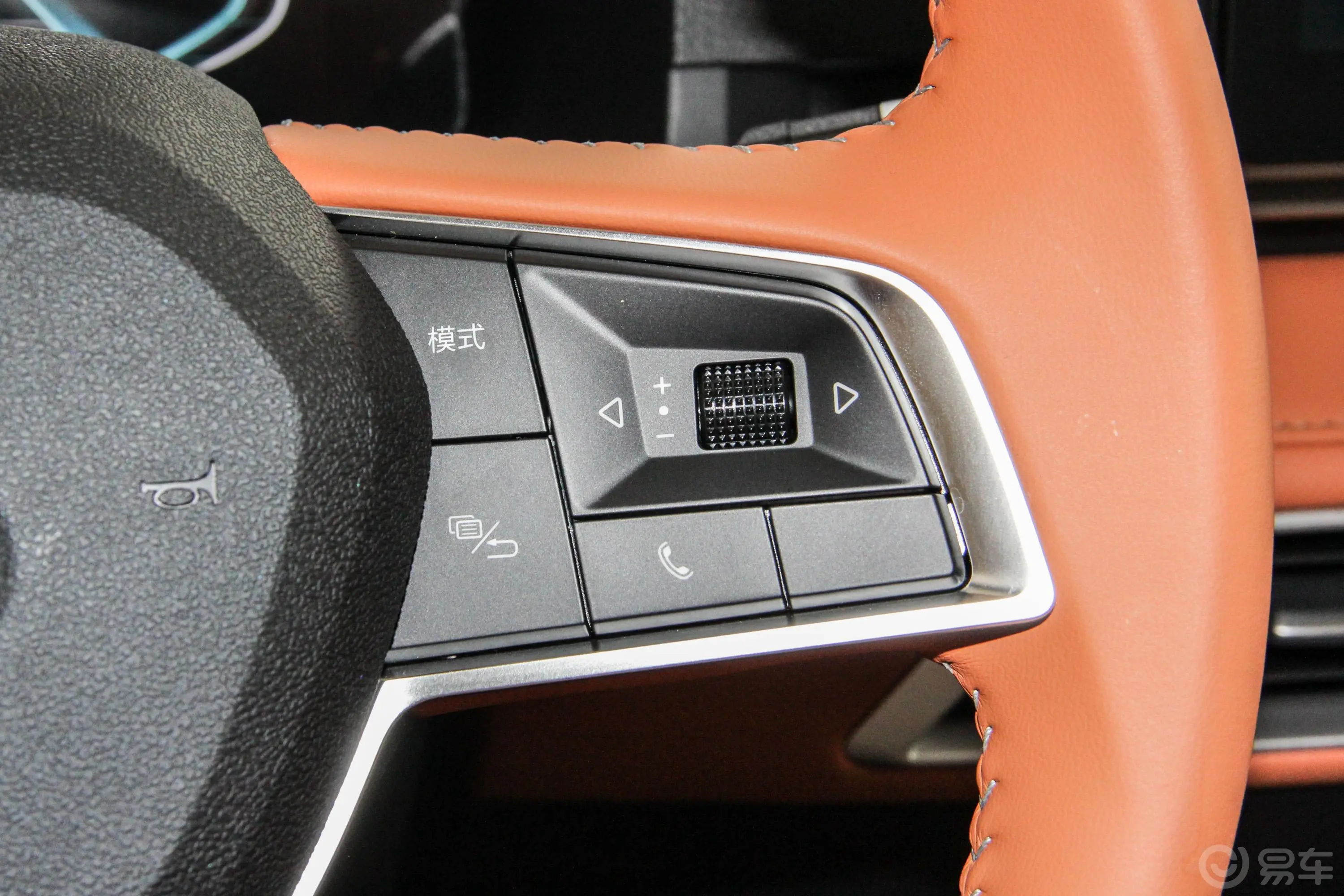 比亚迪e3升级版 高续航版 豪华型右侧方向盘功能按键