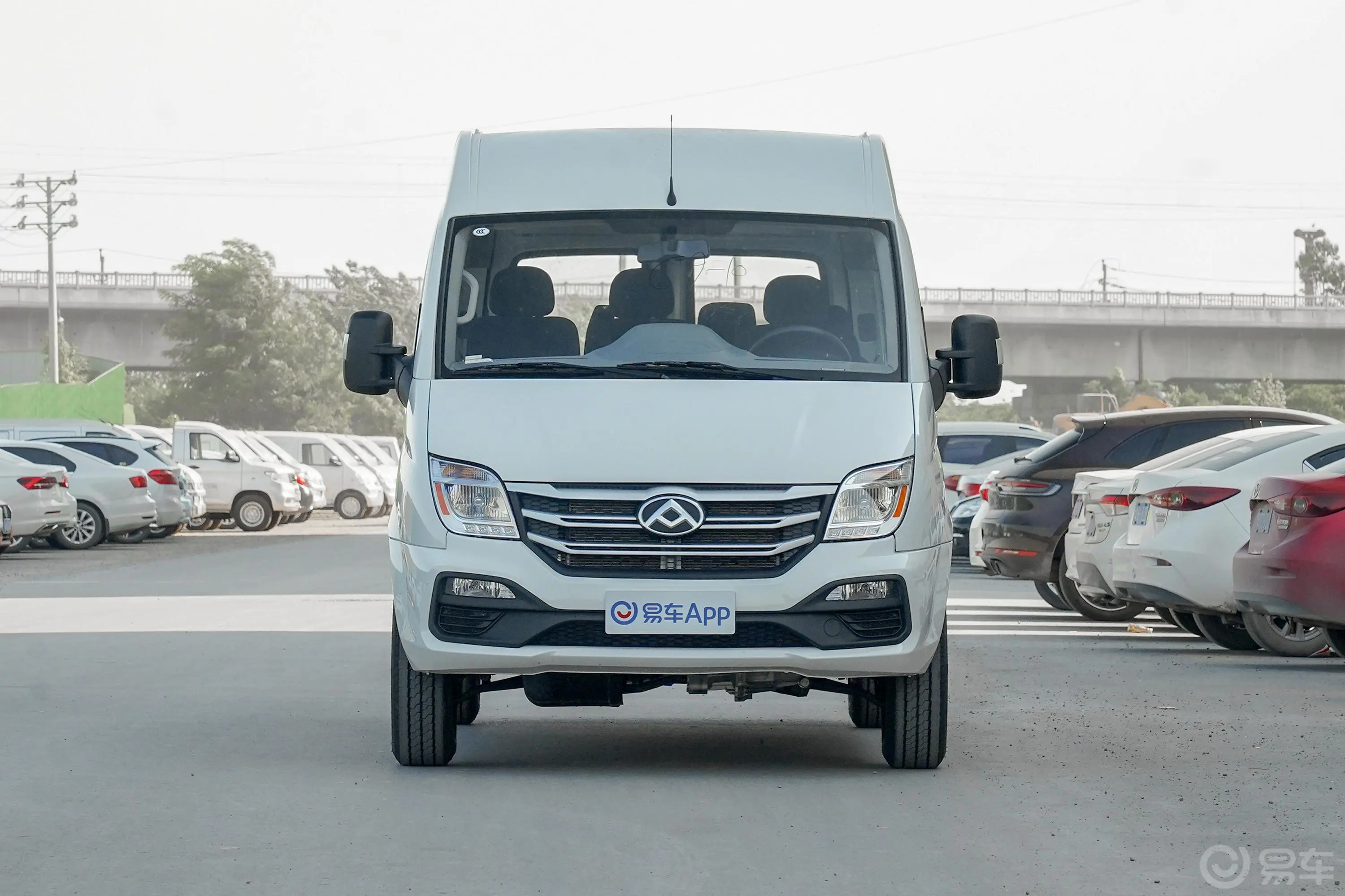 新途V80经典款 VAN 2.5T AMT 短轴中顶 6座 国V正前水平