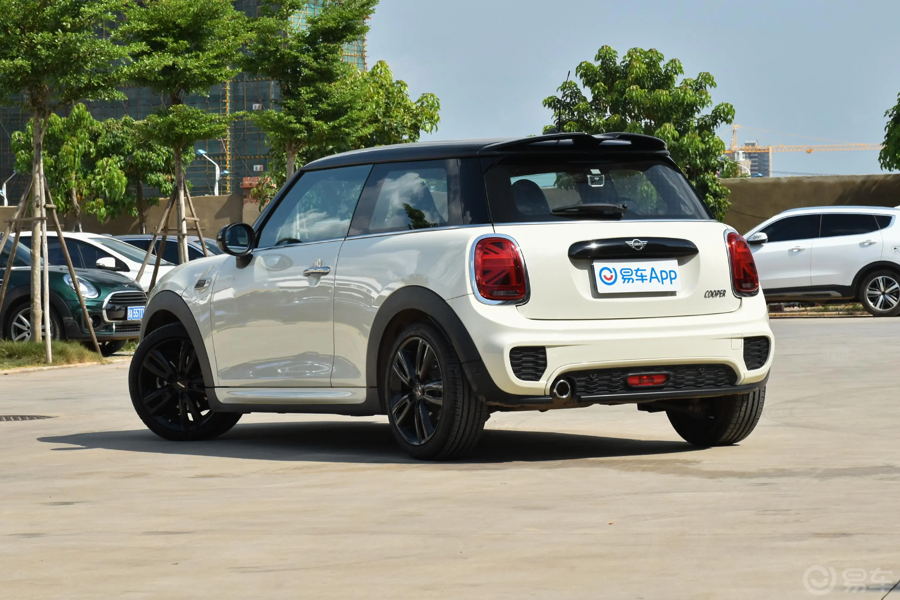 MINI1.5T COOPER 赛车手侧后45度车头向左水平