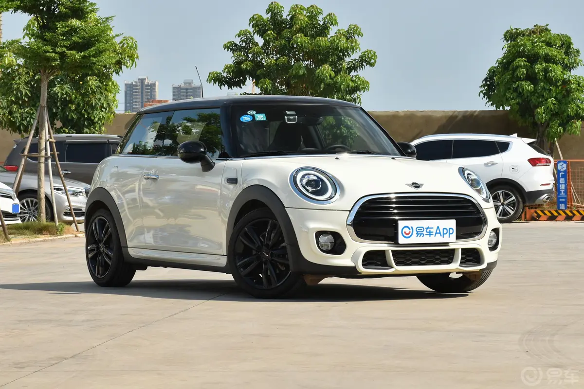 MINI1.5T COOPER 赛车手侧前45度车头向右水平