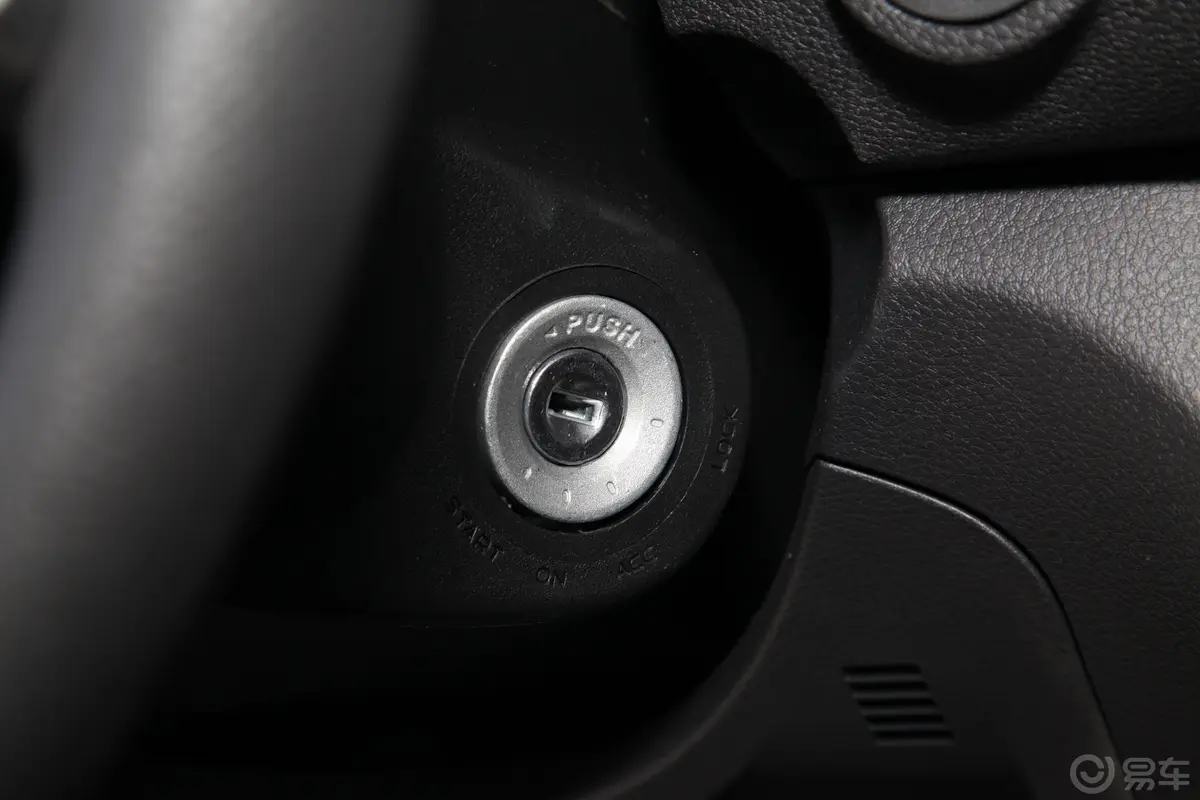 瑞迈2.8T 手动 四驱 加长舒享版 柴油钥匙孔或一键启动按键