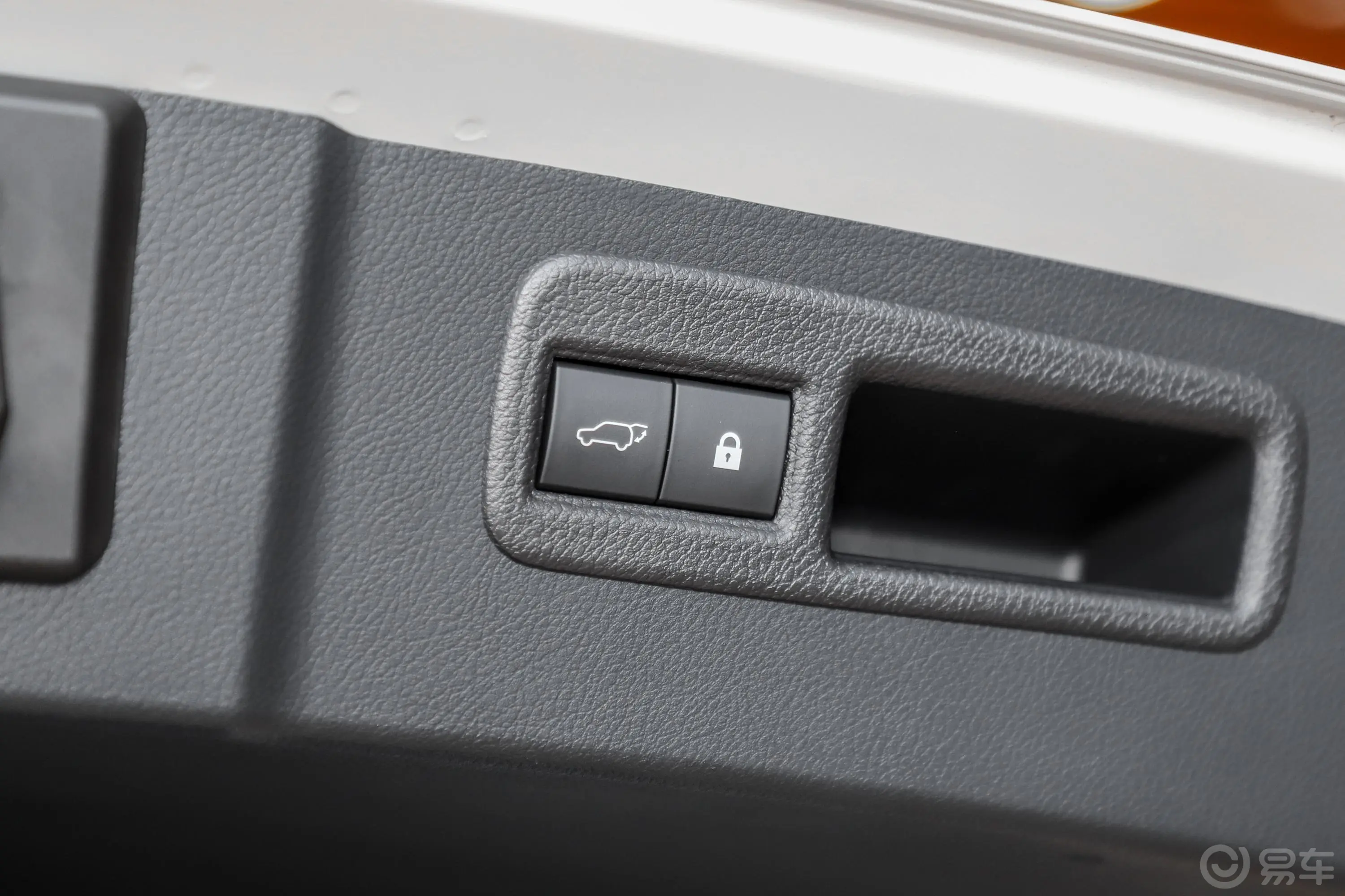雷克萨斯NX200 两驱 锋逸版 国VI电动尾门按键（手动扶手）