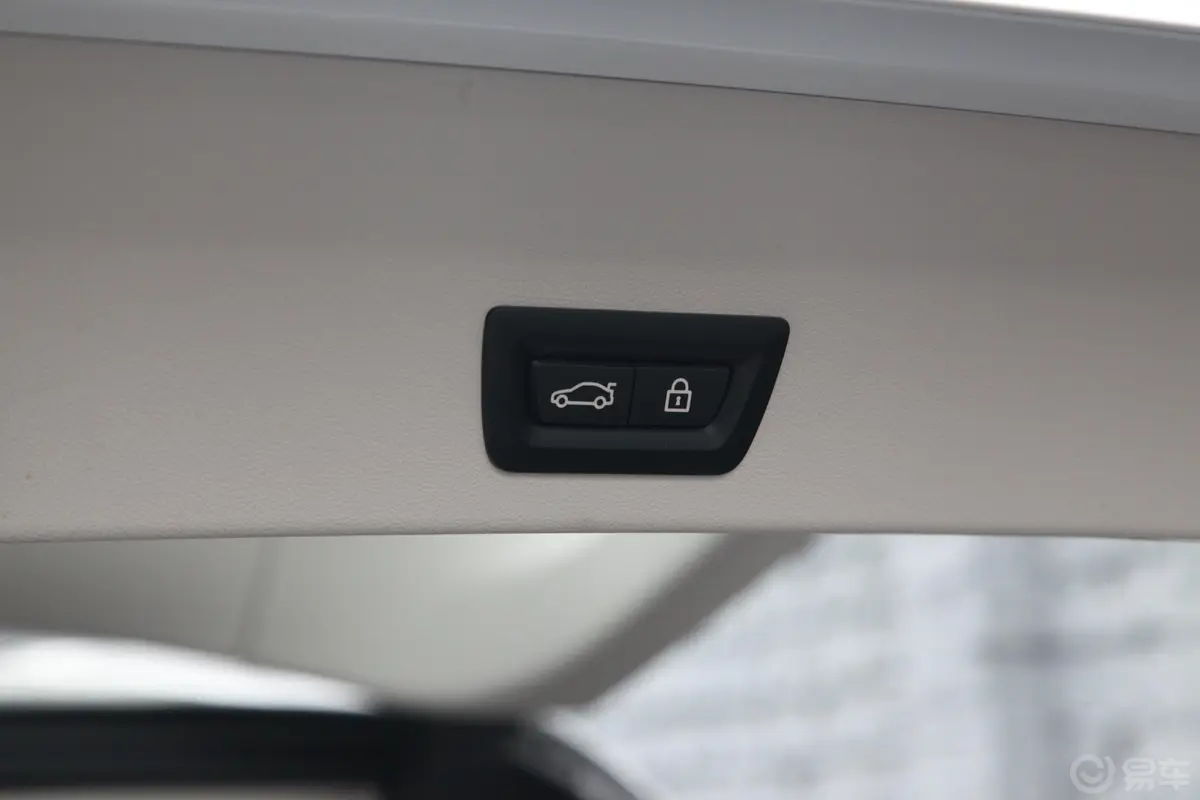 宝马X3xDrive 30i 领先型 M运动套装电动尾门按键（手动扶手）
