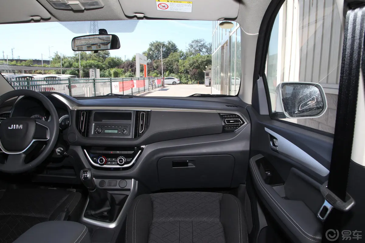 瑞迈2.4T 手动 两驱 长轴舒适版 汽油副驾驶位区域
