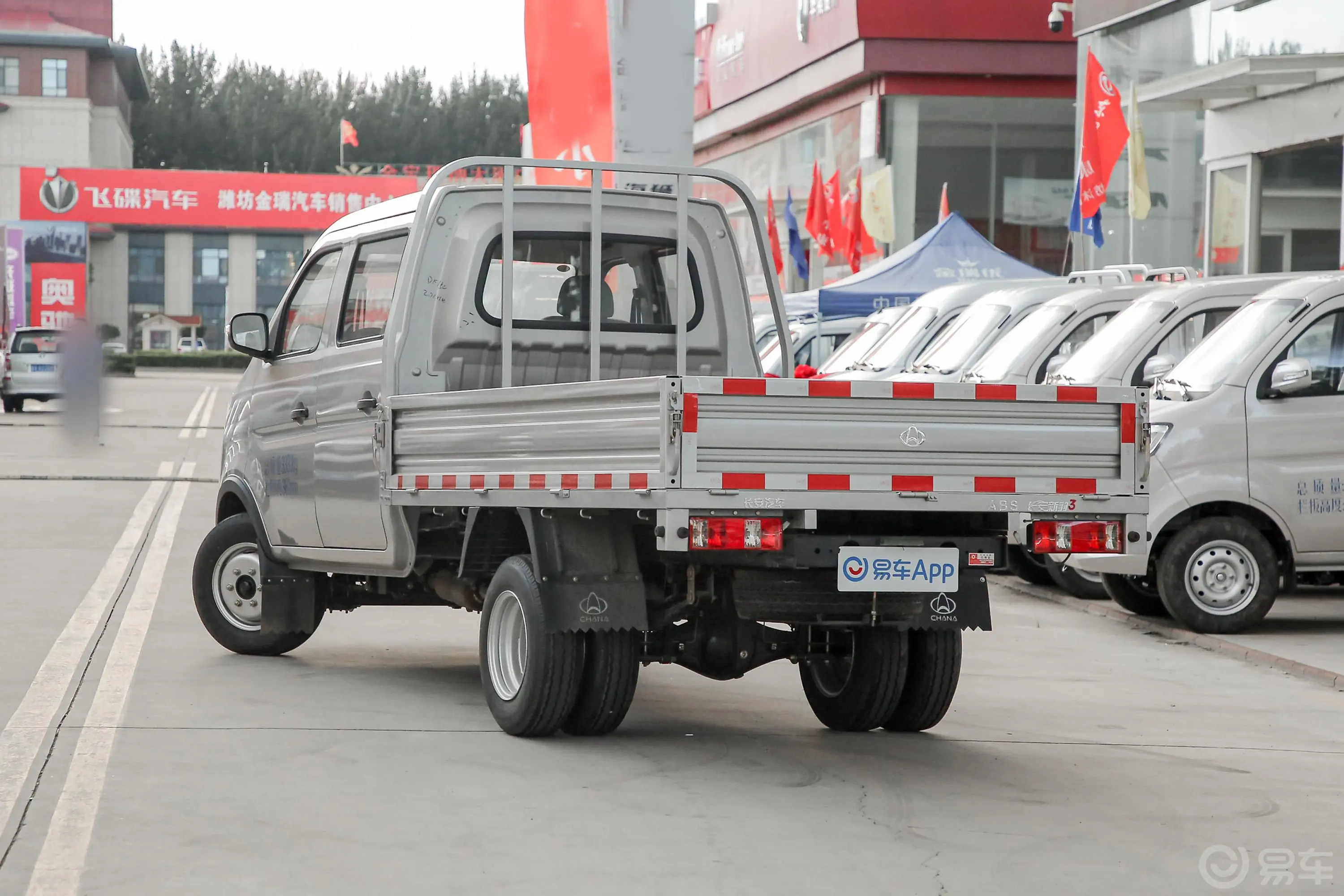 新豹T5载货汽车N1 1.5L 双排双后轮 标准版(5.64米长)SC1031NAS6A5 汽油 国Ⅵ侧后45度车头向左水平