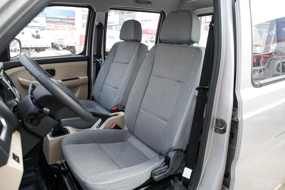 新豹T5载货汽车N1 1.5L 双排双后轮 标准版(5.64米长)SC1031NAS6A5 汽油 国Ⅵ驾驶员座椅