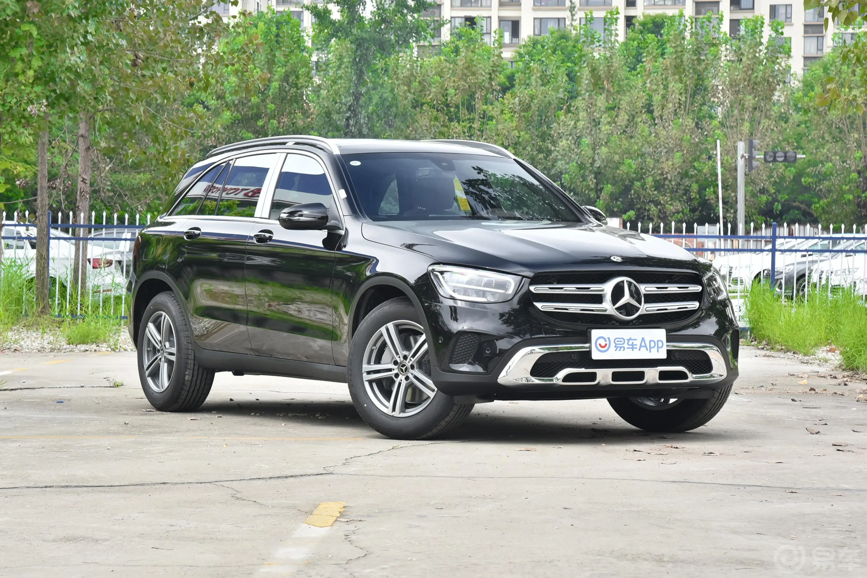 奔驰GLCGLC 260 L 4MATIC 动感型侧前45度车头向右水平