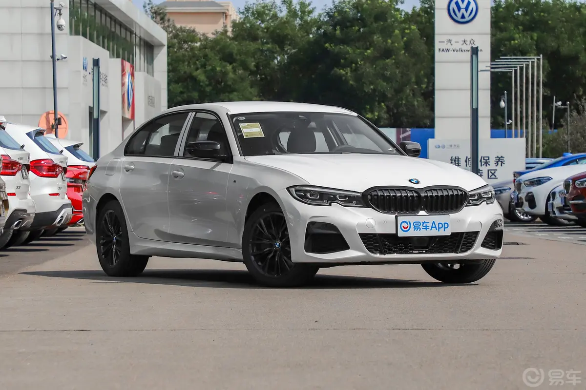 宝马3系330Li xDrive M运动曜夜套装侧前45度车头向右水平