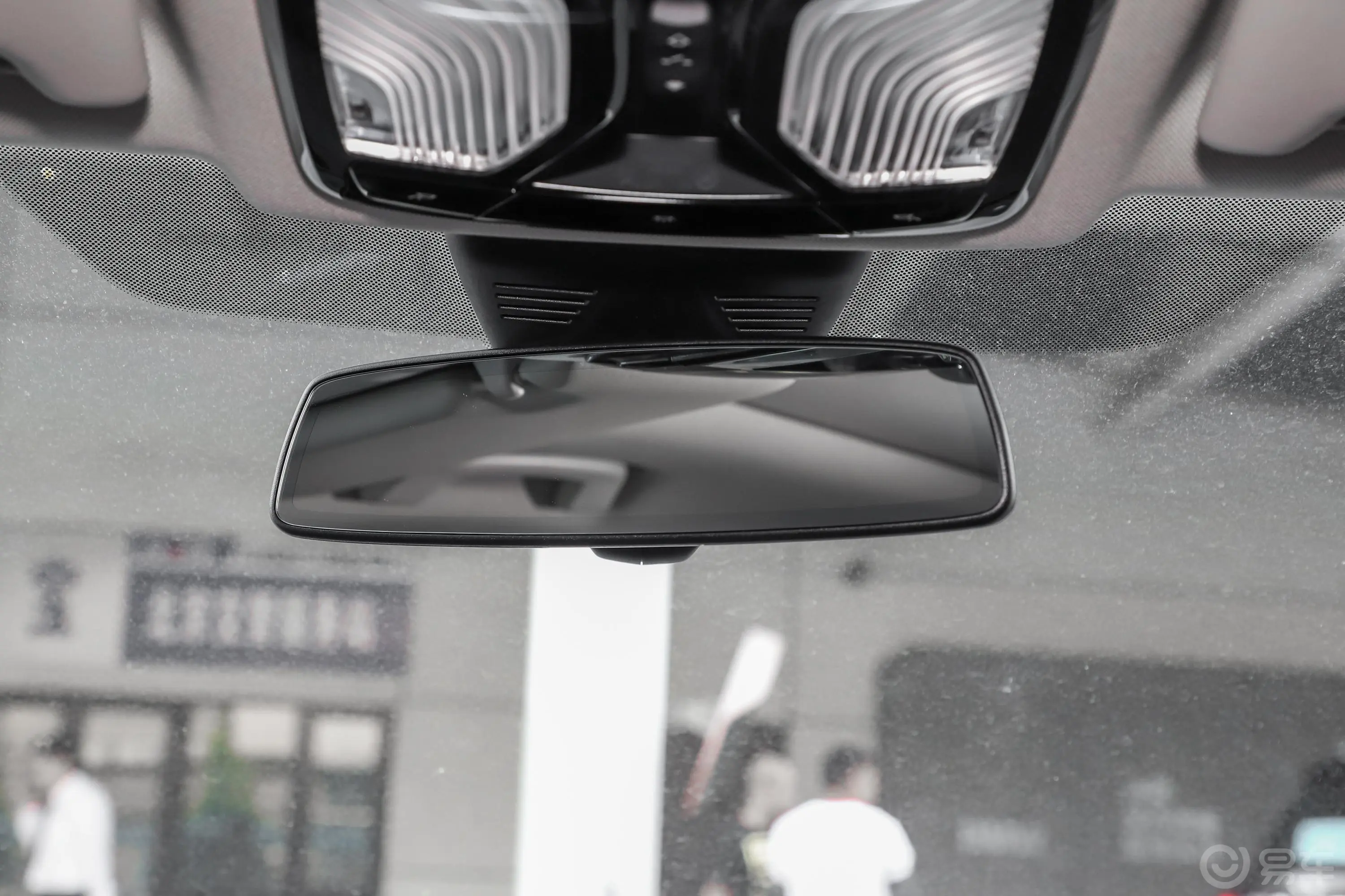 宝马3系330Li xDrive M运动曜夜套装内后视镜
