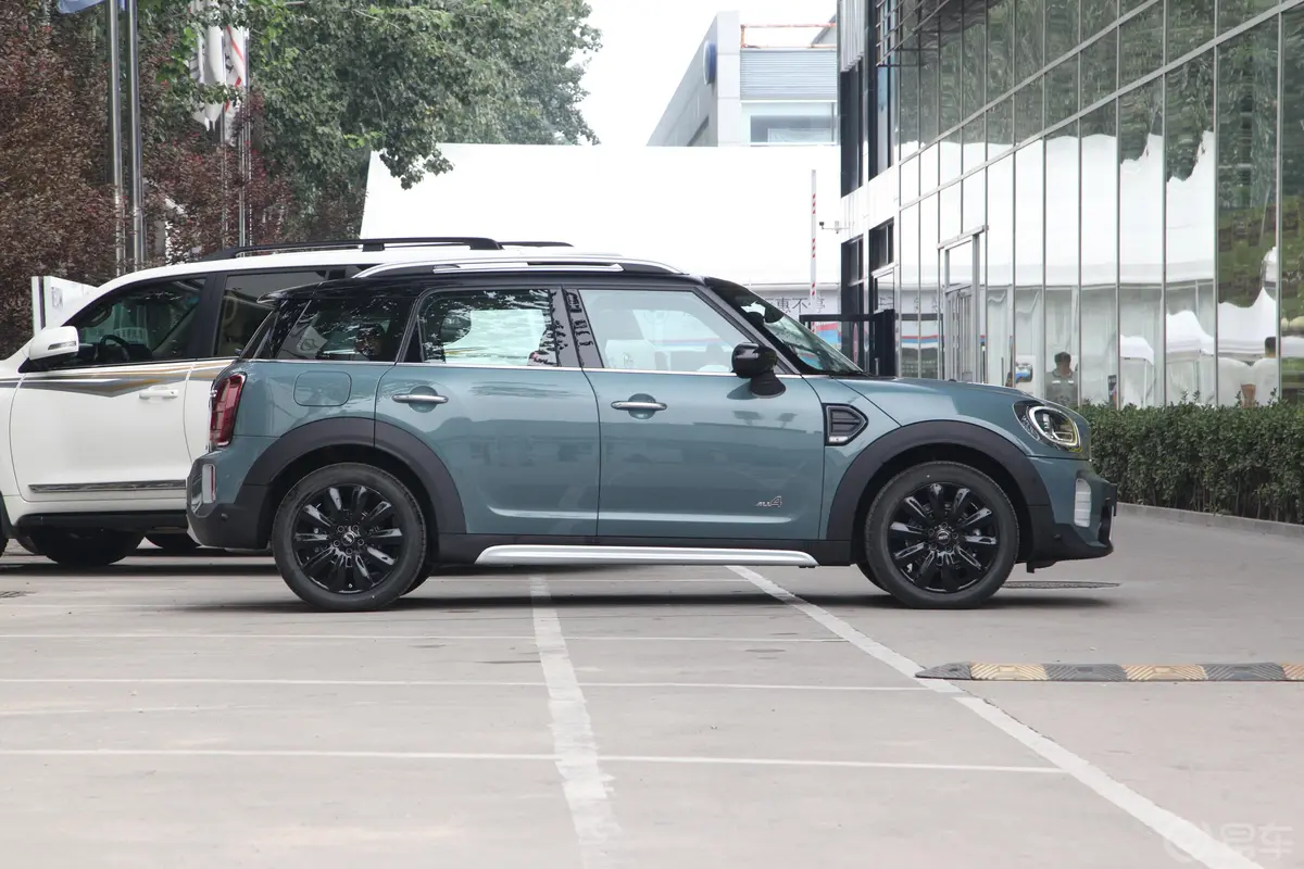 MINI COUNTRYMAN1.5T COOPER ALL4 鉴赏家正侧车头向右水平