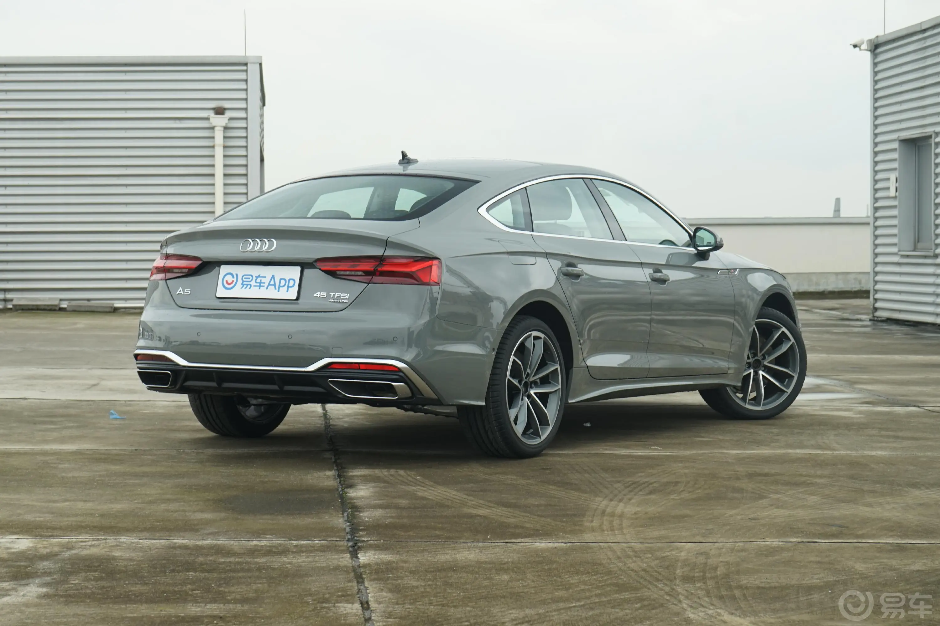 奥迪A5Sportback 45TFSI quattro 臻选动感型侧后45度车头向右水平