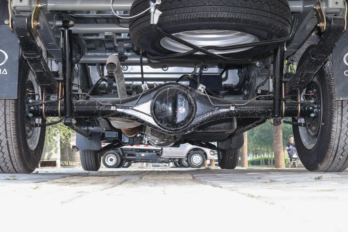新豹T3载货汽车N1 1.2L 双排单后轮 标准版(4.99米)SC1031TMS6B1 汽油 国Ⅵ后悬挂整体